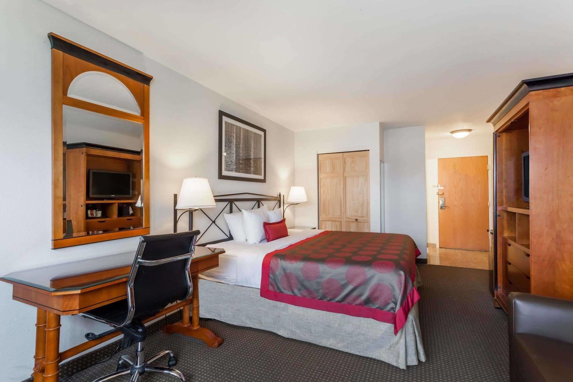 Ramada By Wyndham Rock Hill At Sullivan Center Экстерьер фото